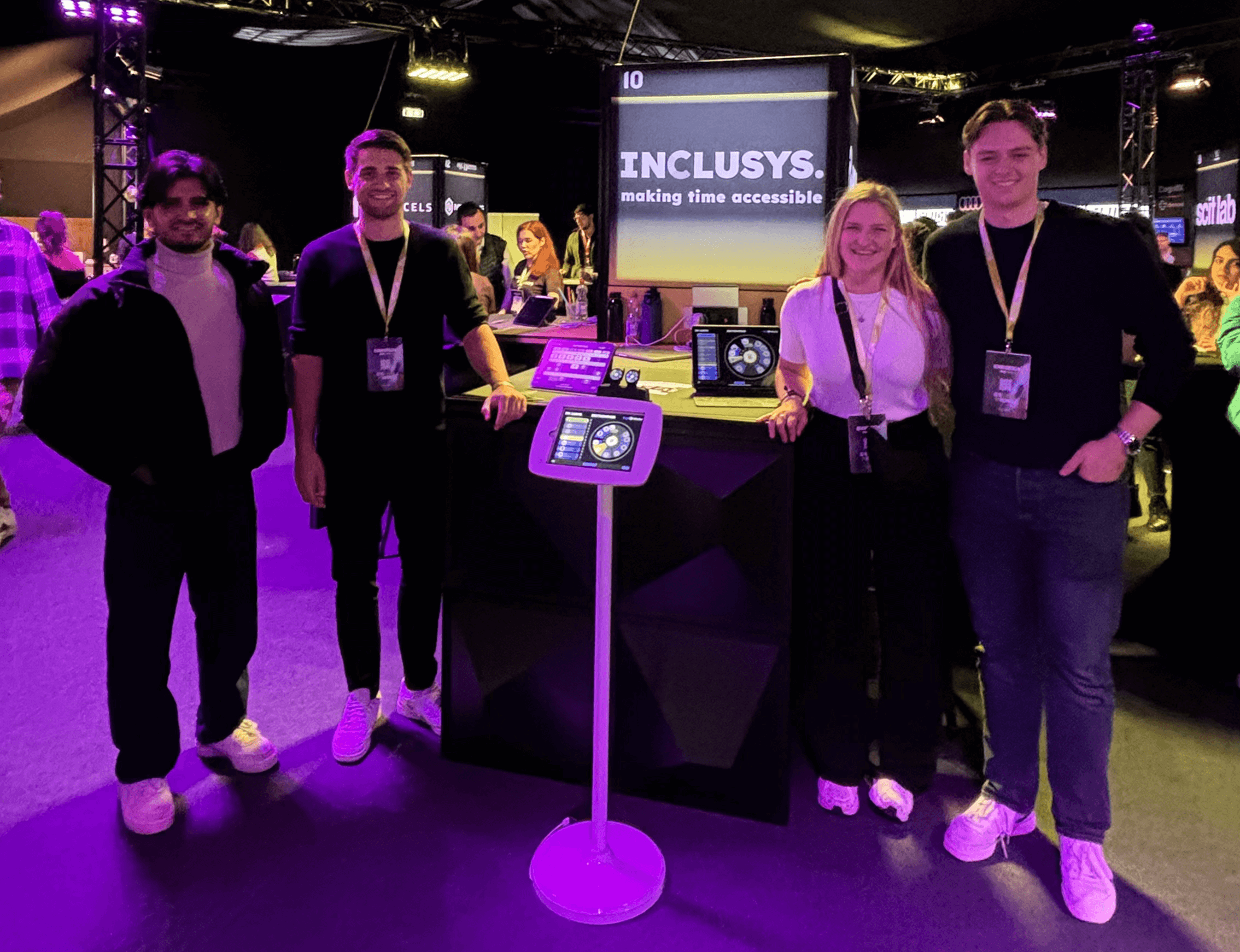 Team Foto vor Messestand